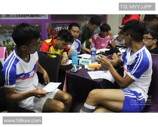 凯恩的传奇之路：从足球天才到世界级教练的蜕变与挑战